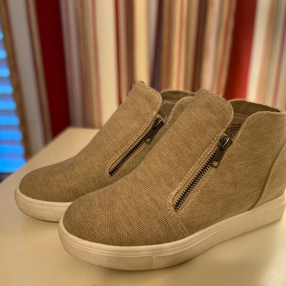Cushionaire Tan Wedge Sneakers Sz 6.5